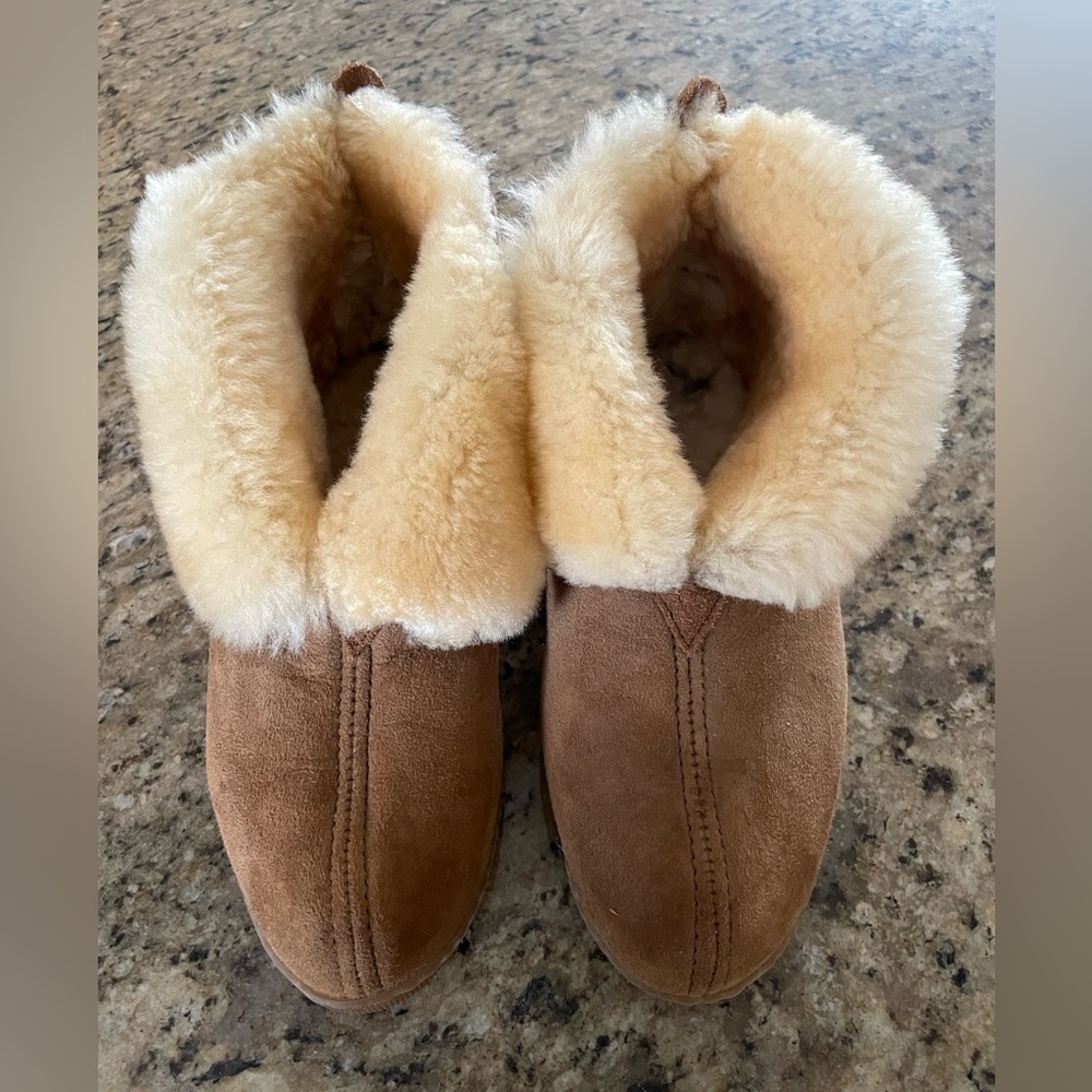 Minnetonka Women's size 8 Sheepskin Ankle Boots